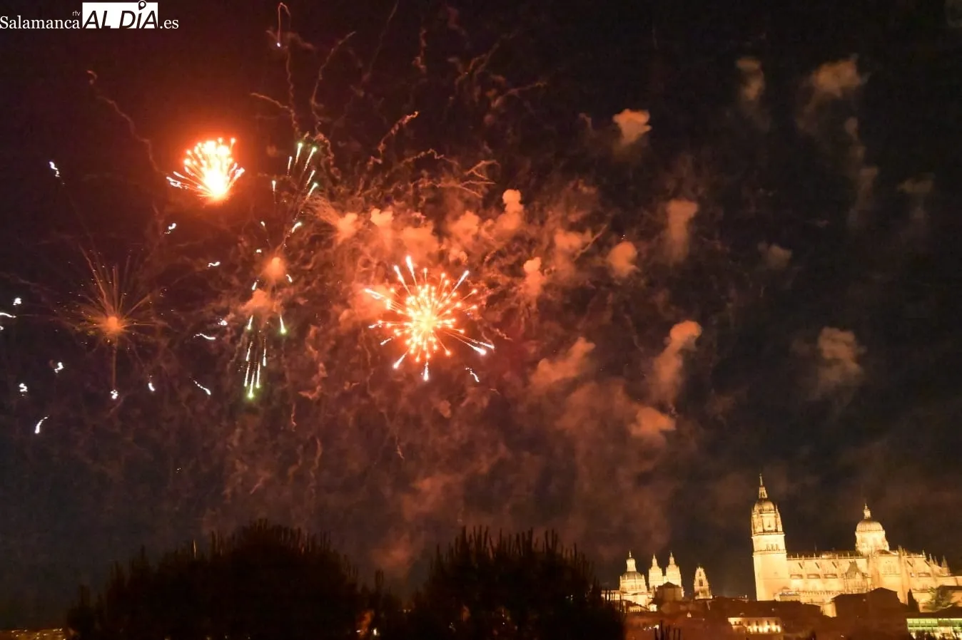 Foto 17 - Los fuegos artificiales iluminan Salamanca por San Juan de Sahag&uacute;n (FOTOS Y V&Iacute;DEO)