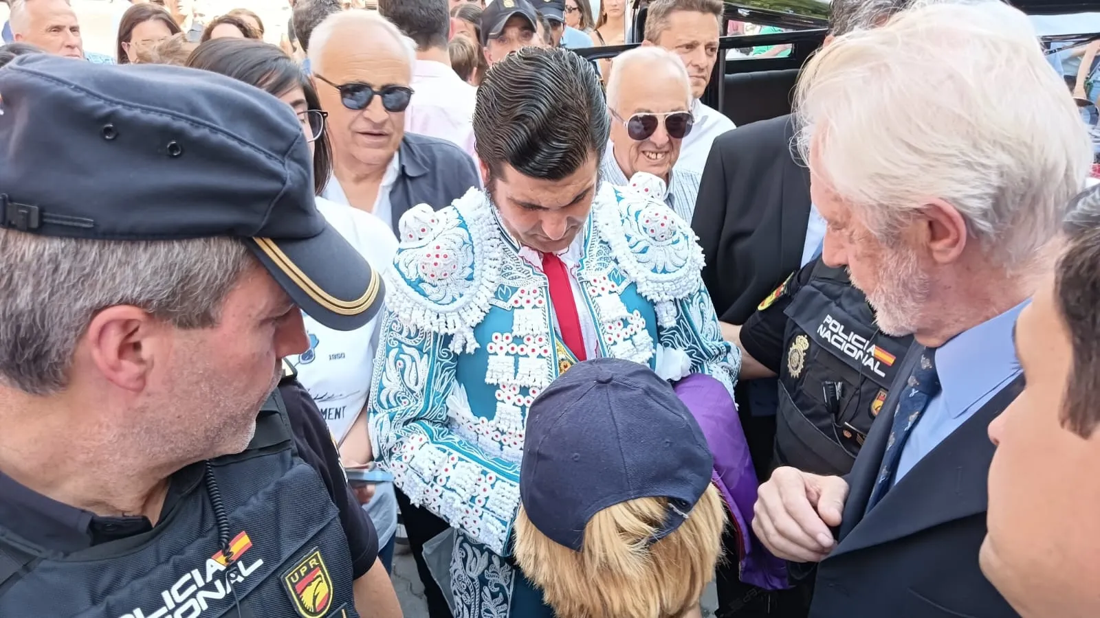 Foto 2 - &iexcl;Ambientazo en La Glorieta! Morante llega en coche cl&aacute;sico (V&Iacute;DEO)