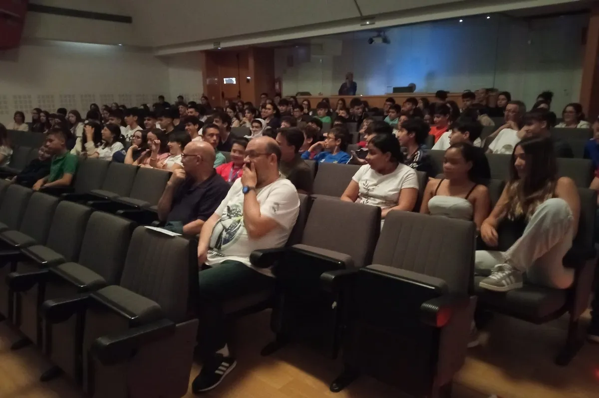 Representación de trabajos audiovisuales y teatrales, fruto de una  investigación sobre el ocio adolescente de décadas pasadas