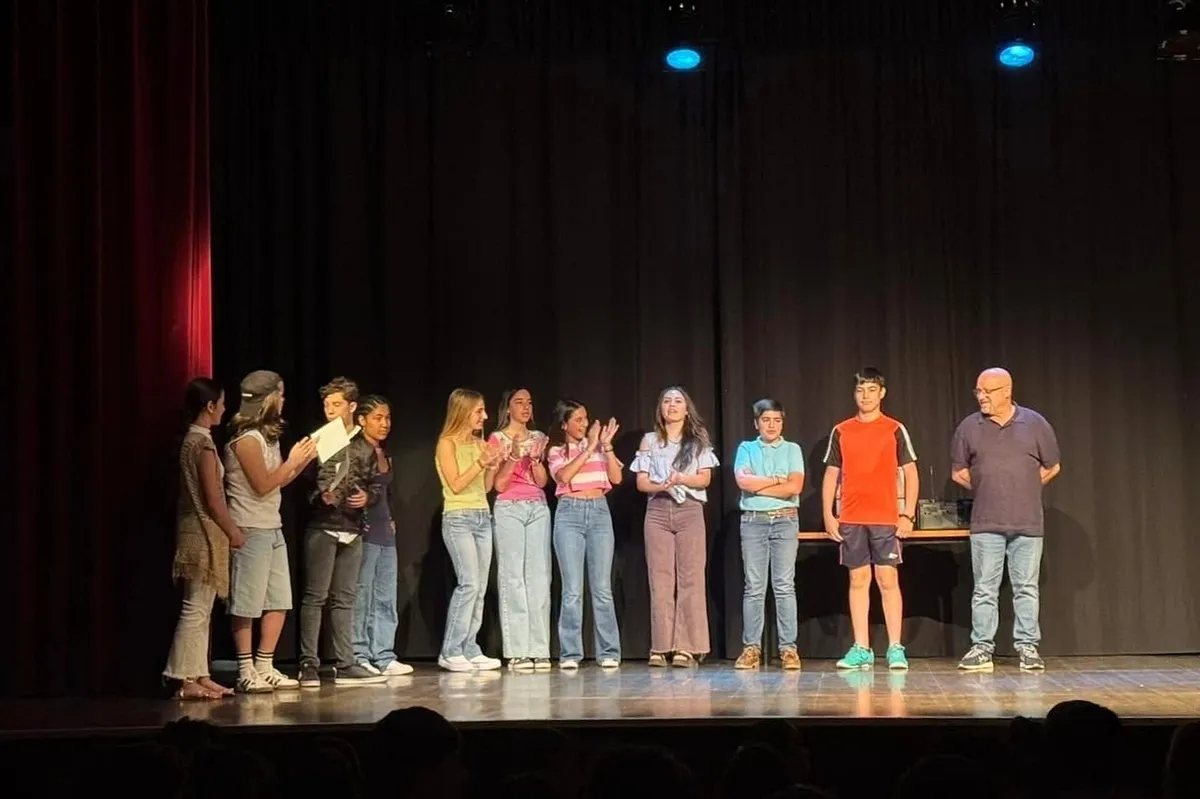 Representación de trabajos audiovisuales y teatrales, fruto de una  investigación sobre el ocio adolescente de décadas pasadas