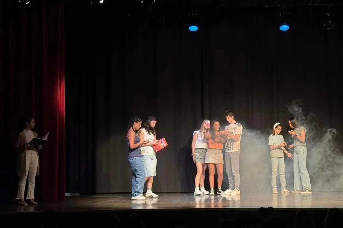 Representación de trabajos audiovisuales y teatrales, fruto de una  investigación sobre el ocio adolescente de décadas pasadas