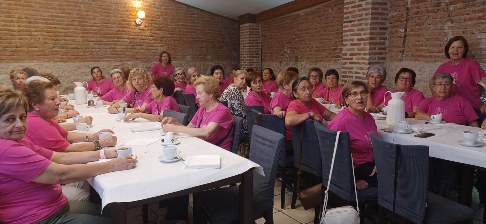 El taller de gimnasia de Amanecer cierra el curso tomando chocolate con churros