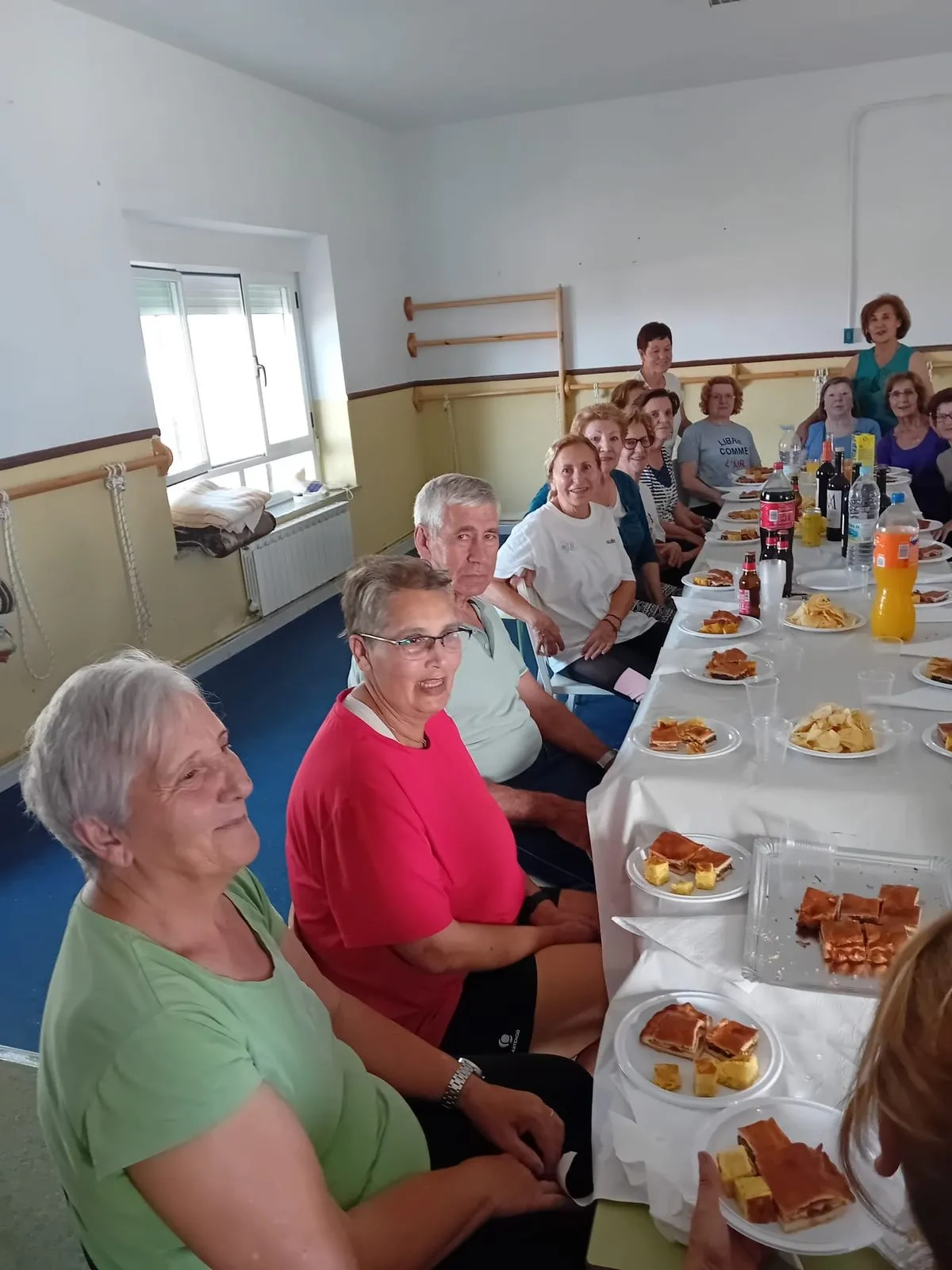 Foto 9 - Los alumnos asistentes a las clases de yoga celebran el fin de curso en Cip&eacute;rez 