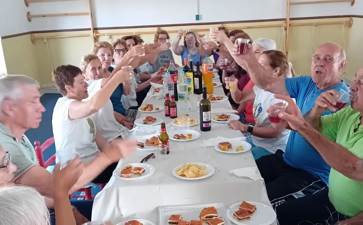 Foto 7 - Los alumnos asistentes a las clases de yoga celebran el fin de curso en Cip&eacute;rez 