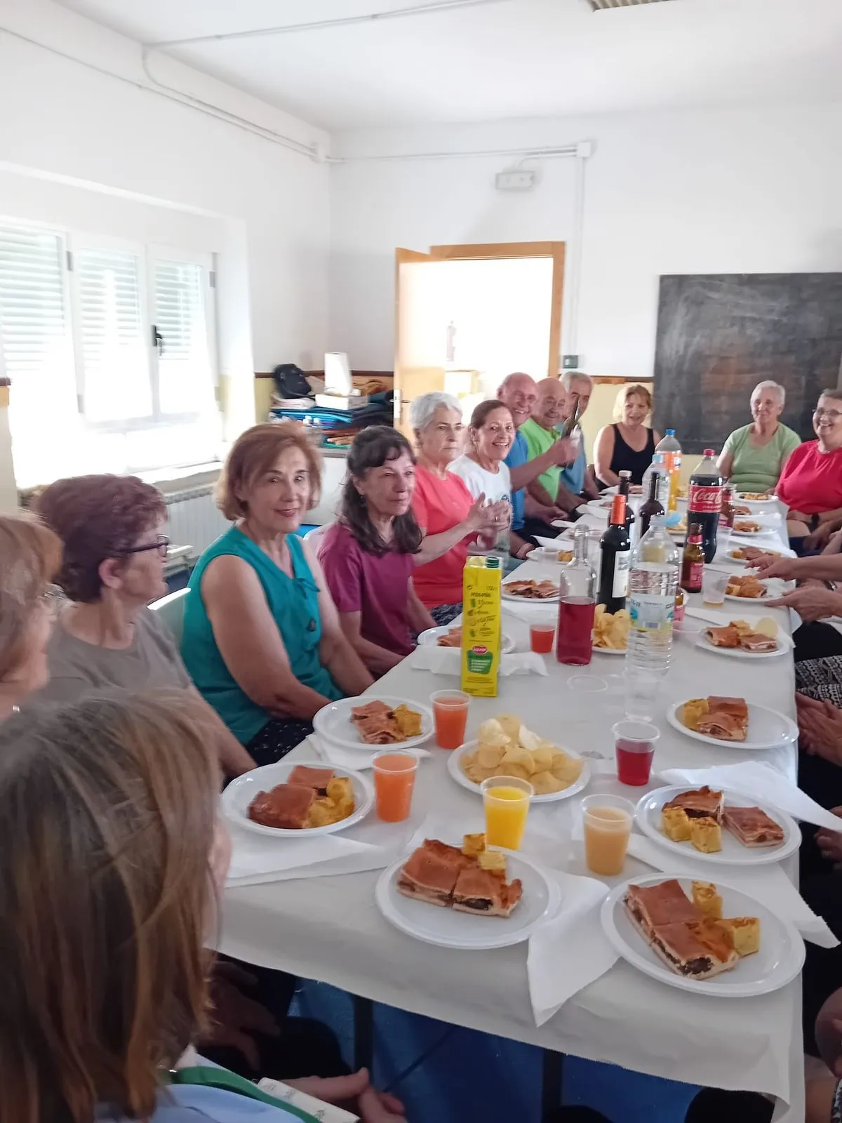 Foto 5 - Los alumnos asistentes a las clases de yoga celebran el fin de curso en Cip&eacute;rez 