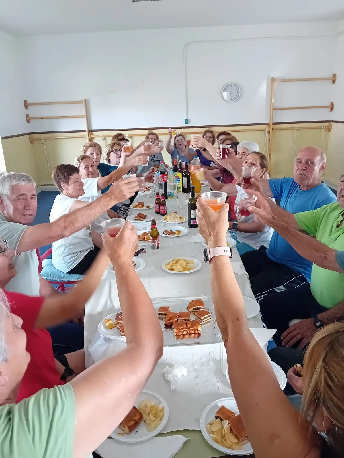 Foto 3 - Los alumnos asistentes a las clases de yoga celebran el fin de curso en Cip&eacute;rez 