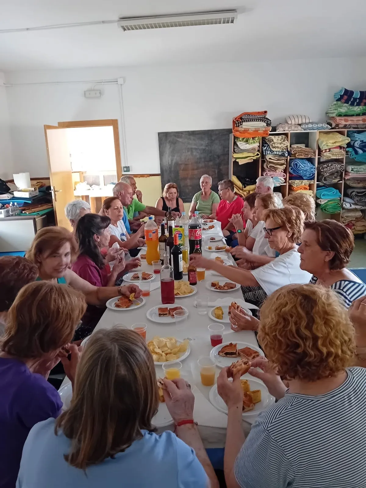 Foto 2 - Los alumnos asistentes a las clases de yoga celebran el fin de curso en Cip&eacute;rez 