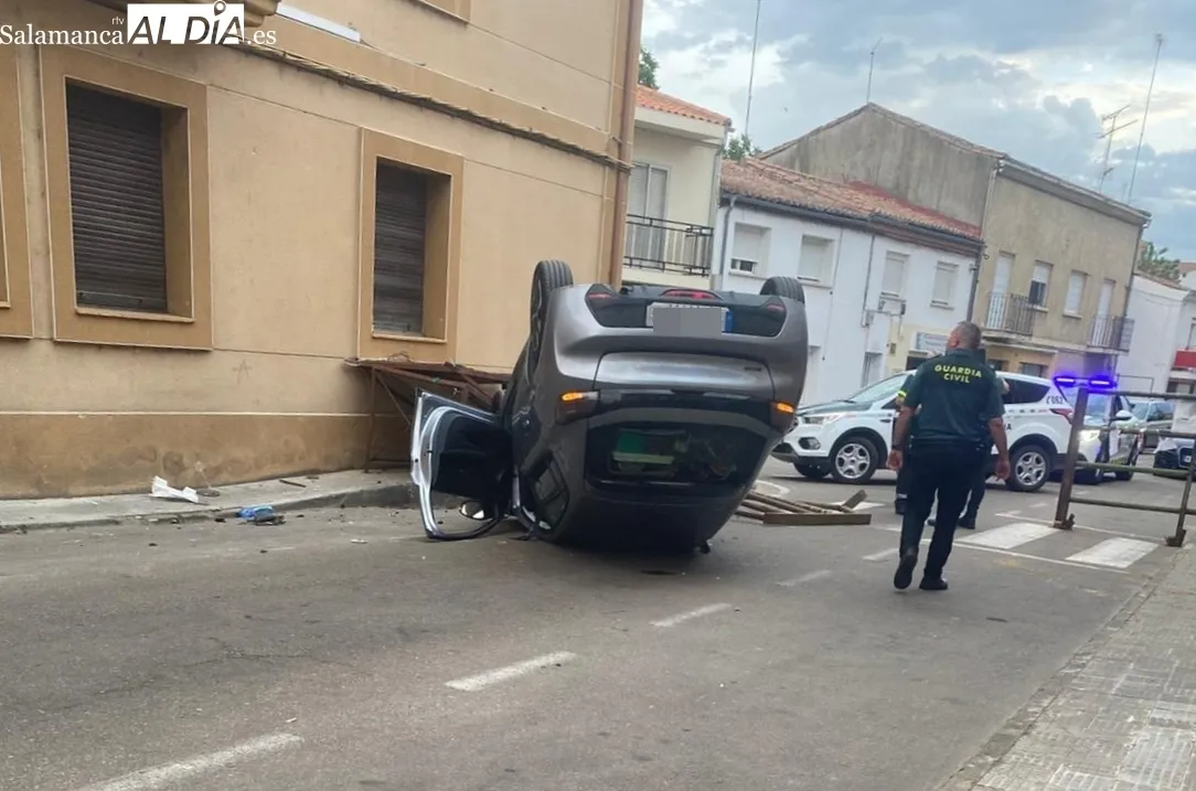 A pesar del aparatoso vuelco, los ocupantes del vehículo no resultaron heridos
