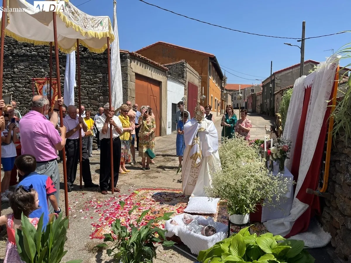 La celebración del Corpus Christi en Yecla de Yeltes contó con dos altares en el recorrido y la bendición de dos niños