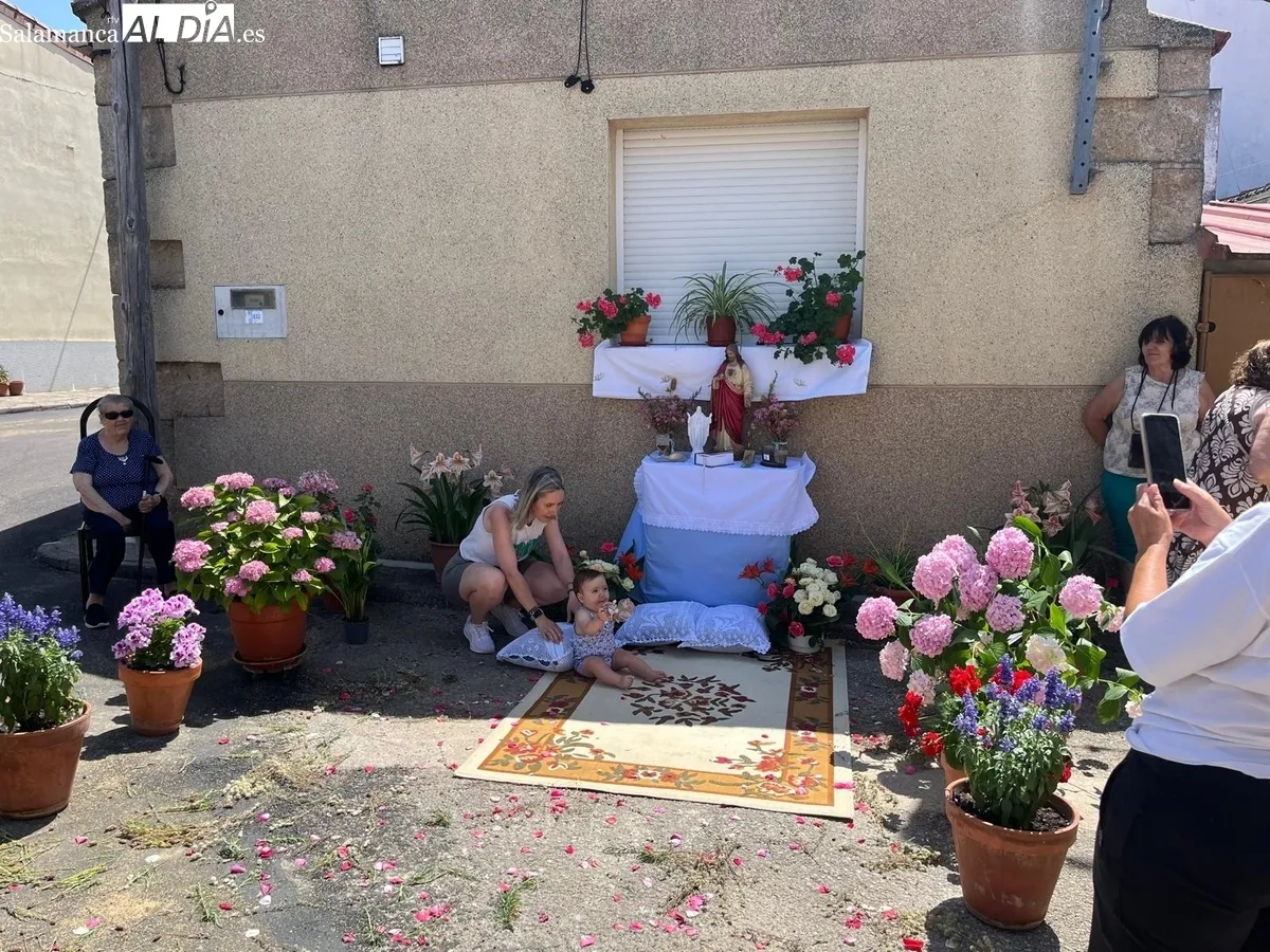 La celebración del Corpus Christi en Yecla de Yeltes contó con dos altares en el recorrido y la bendición de dos niños