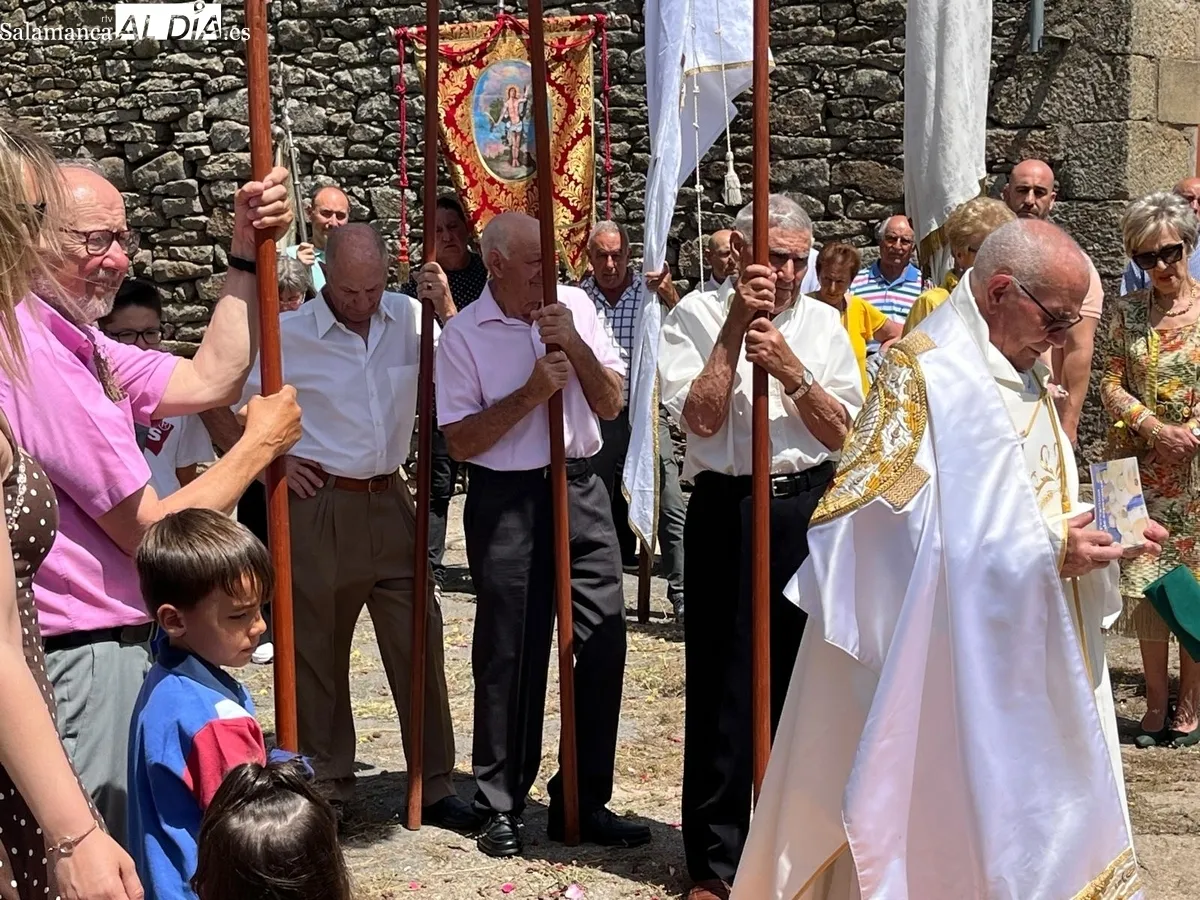 La celebración del Corpus Christi en Yecla de Yeltes contó con dos altares en el recorrido y la bendición de dos niños