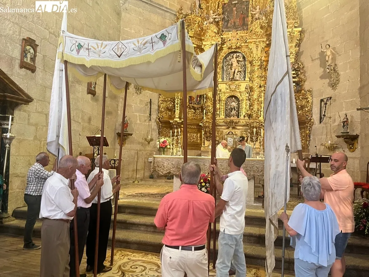 La celebración del Corpus Christi en Yecla de Yeltes contó con dos altares en el recorrido y la bendición de dos niños