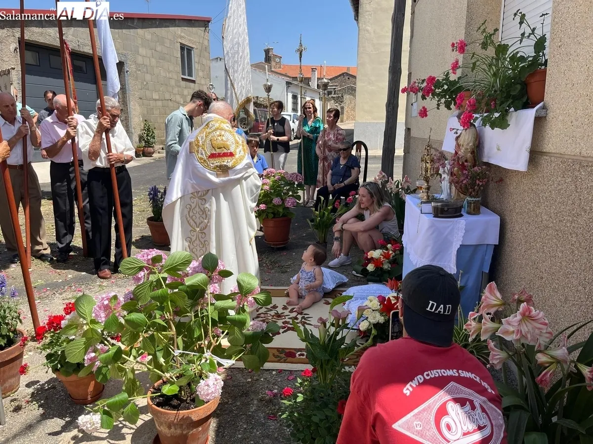 La celebración del Corpus Christi en Yecla de Yeltes contó con dos altares en el recorrido y la bendición de dos niños