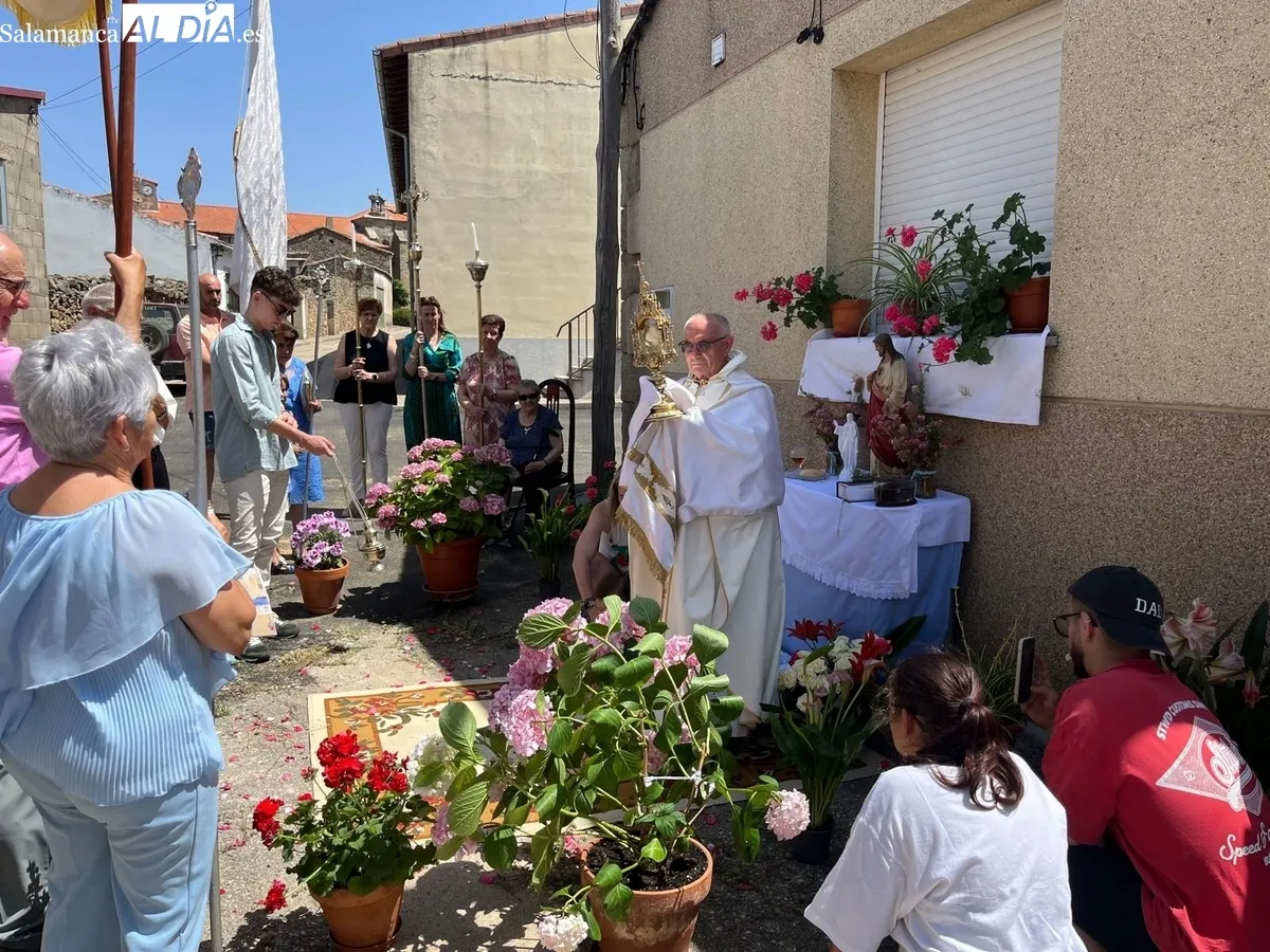 La celebración del Corpus Christi en Yecla de Yeltes contó con dos altares en el recorrido y la bendición de dos niños