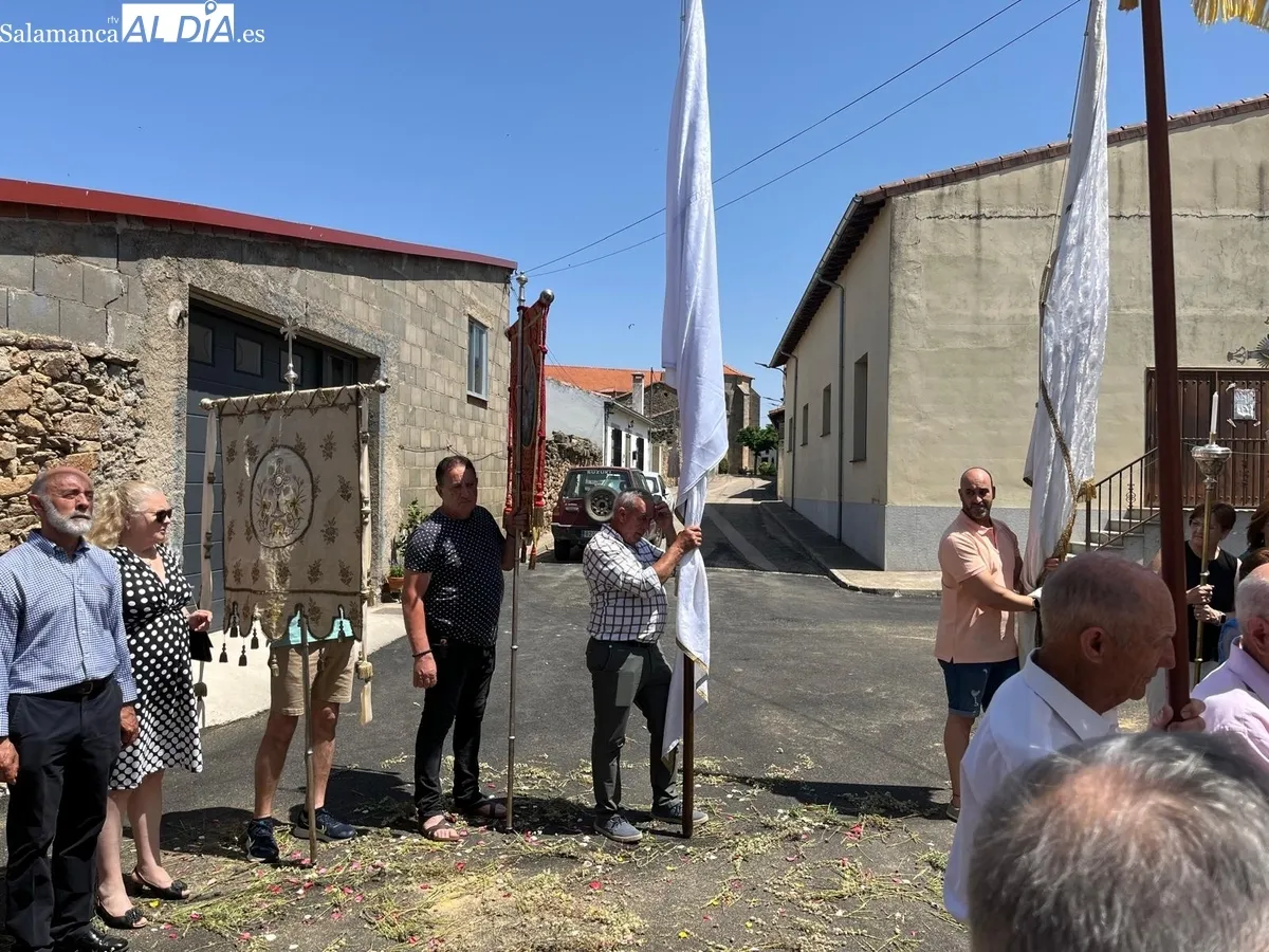 La celebración del Corpus Christi en Yecla de Yeltes contó con dos altares en el recorrido y la bendición de dos niños