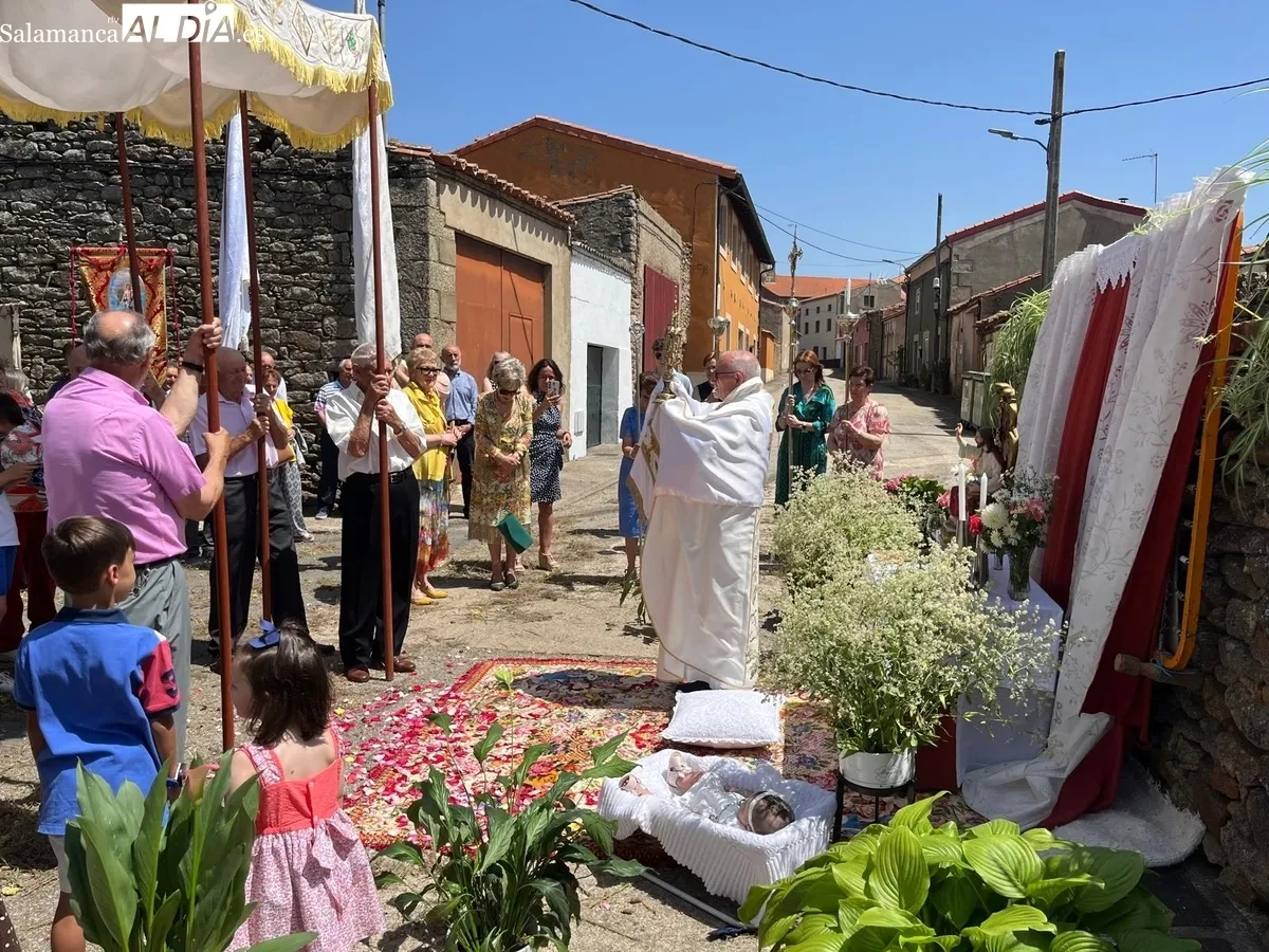 La celebración del Corpus Christi en Yecla de Yeltes contó con dos altares en el recorrido y la bendición de dos niños