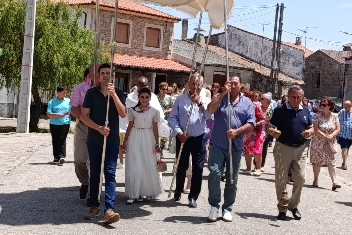 Valderrodrigo celebra un Corpus Christi especial con la primera comunión de Vega