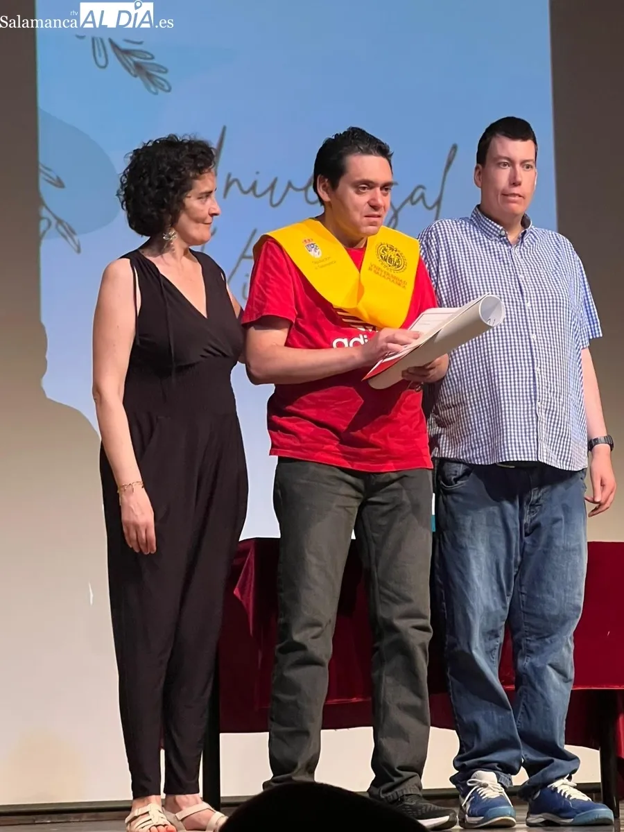 Acto de graduacición de Manuel López, usuario de Asprodes Vitigudino, en el Centro Cultural 