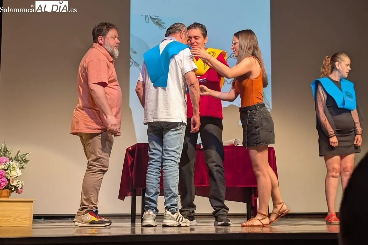 Acto de graduacición de Manuel López, usuario de Asprodes Vitigudino, en el Centro Cultural 