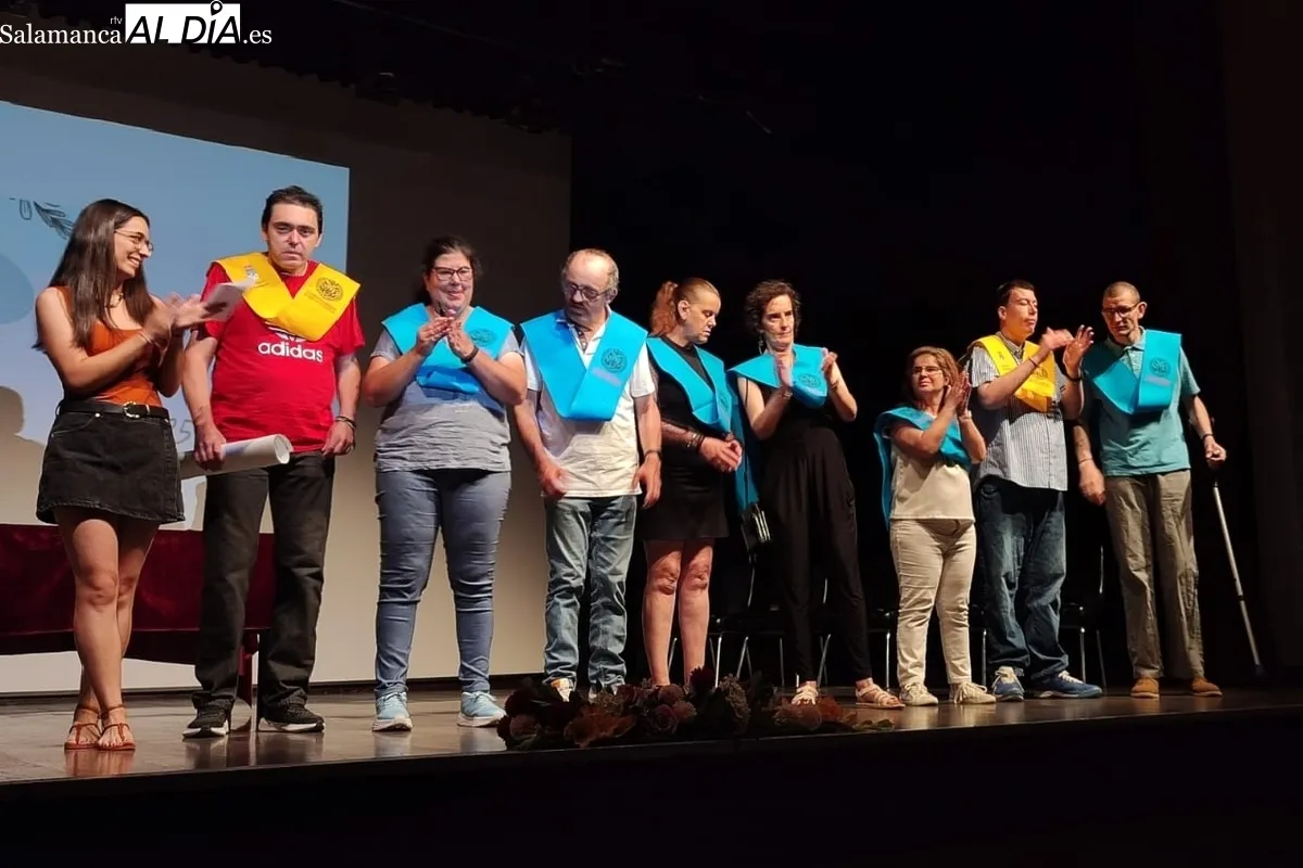 Acto de graduacición de Manuel López, usuario de Asprodes Vitigudino, en el Centro Cultural 