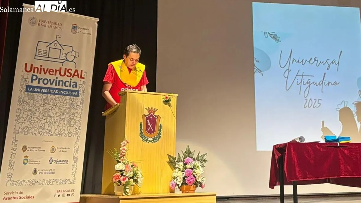 Acto de graduacición de Manuel López, usuario de Asprodes Vitigudino, en el Centro Cultural 