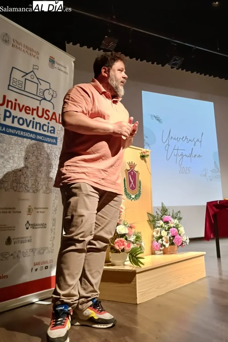 Acto de graduacición de Manuel López, usuario de Asprodes Vitigudino, en el Centro Cultural 