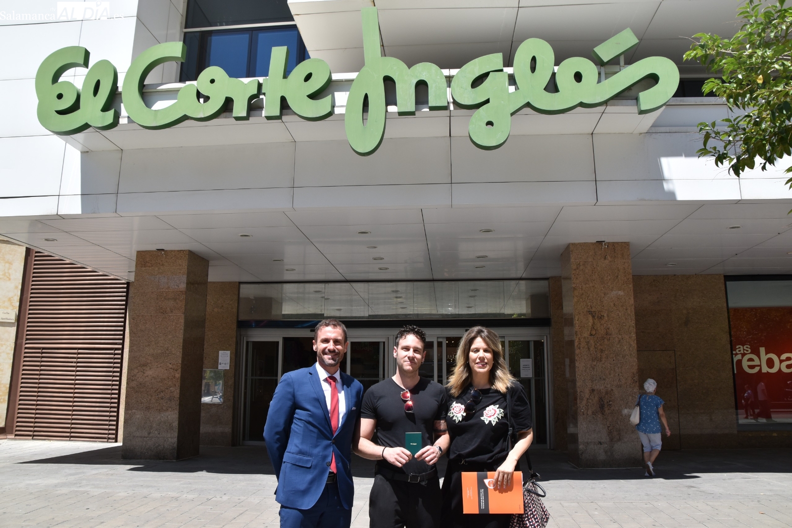 Sergio Domingo, ganador del concurso para diseñar los trofeos de la III Gala AL DÍA con el deporte salmantino recibe su premio de la mano de El Corte Inglés