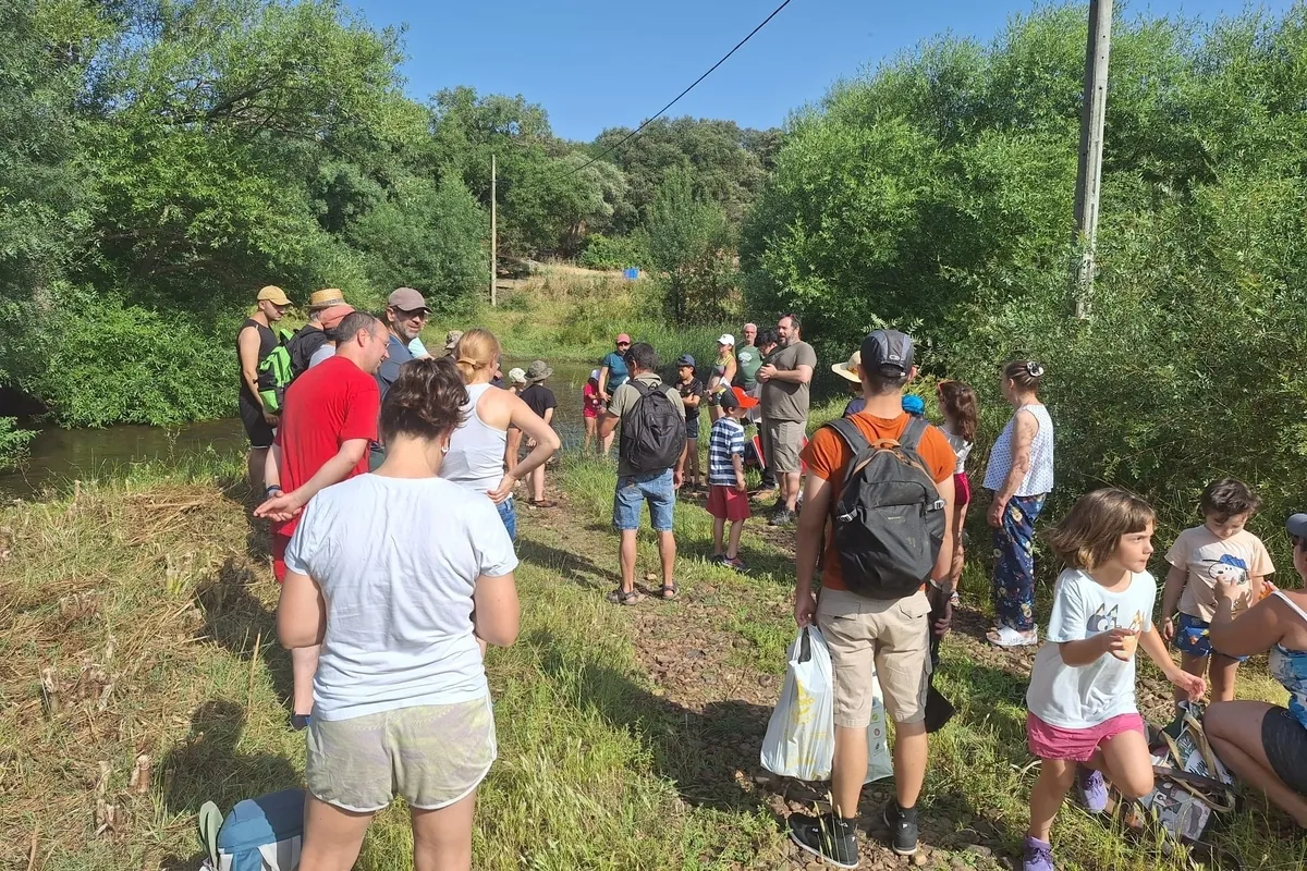 A esta actividad promovida por Adezos asistieron unas treinta personas