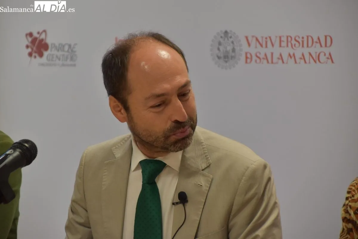 Óscar Lorenzo, delegado del Rector para la Estrategia Institucional en Investigación, Transferencia e Internacionalización de la USAL, Verónica Herrando, directora general de Europ Assistance en España y Jesús Blanco Martínez, gerente del Servicio Público