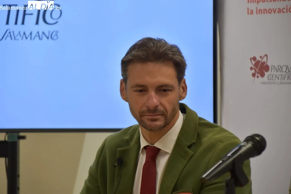 Óscar Lorenzo, delegado del Rector para la Estrategia Institucional en Investigación, Transferencia e Internacionalización de la USAL, Verónica Herrando, directora general de Europ Assistance en España y Jesús Blanco Martínez, gerente del Servicio Público