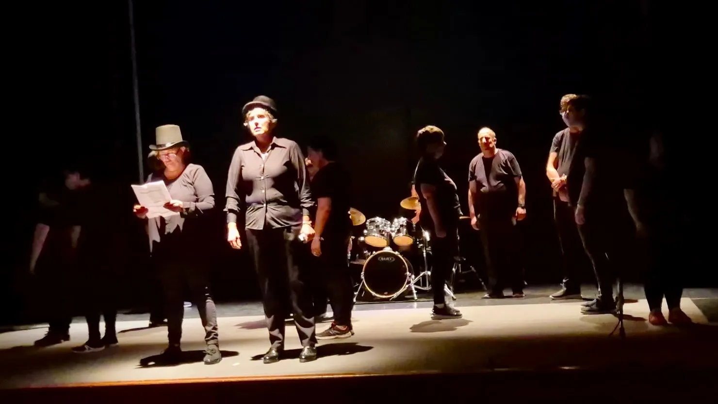 Foto 5 - Butacas llenas y larga ovaci&oacute;n para la obra teatral 'Con Luz Propia' interpretada por acomunidad