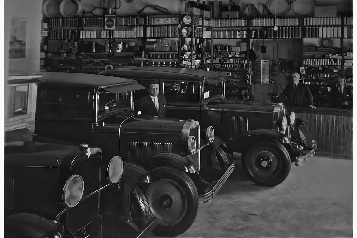 Tienda de automoción de Ladislao Trinchet ubicada en la Plaza del Conde