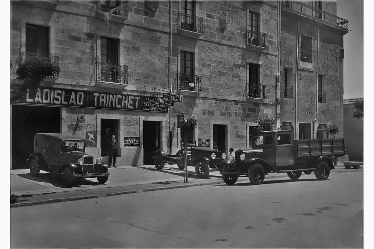 Tienda de automoción de Ladislao Trinchet ubicada en la Plaza del Conde