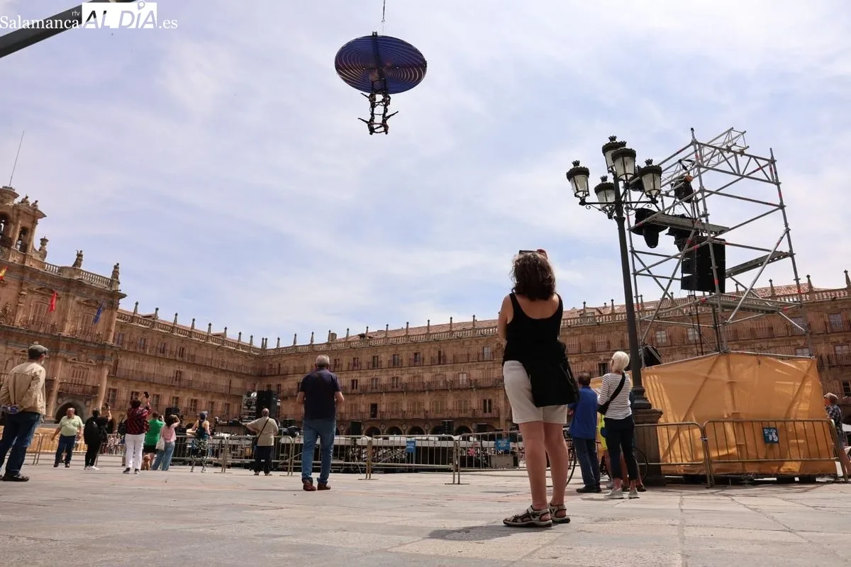 Ensayo del espectáculo NEXUS en la mañana de este jueves en la Plaza Mayor de Salamanca. Fotos: David Sañudo