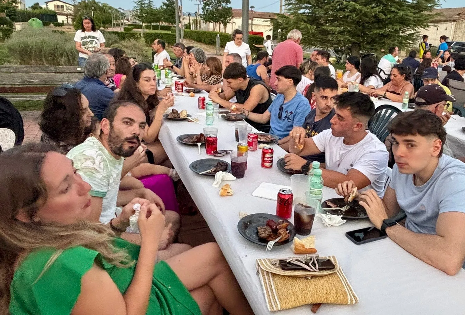 Foto 6 - Gran ambiente y unidad durante la primera fiesta vecinal en el barrio de Los Chopos