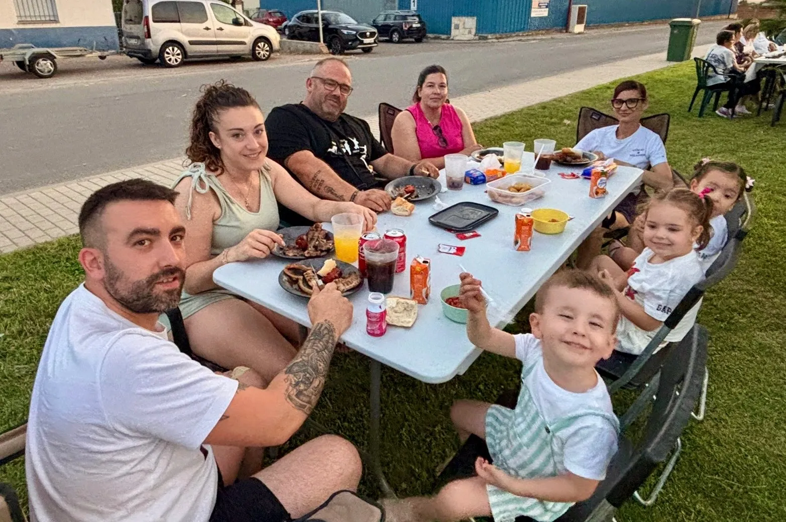 Foto 7 - Gran ambiente y unidad durante la primera fiesta vecinal en el barrio de Los Chopos