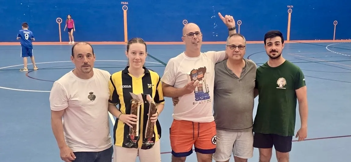 Foto 6 - Deporte y continuado ambiente durante el VII Campeonato de F&uacute;tbol Sala de la Cofrad&iacute;a Virgen de la Esperanza