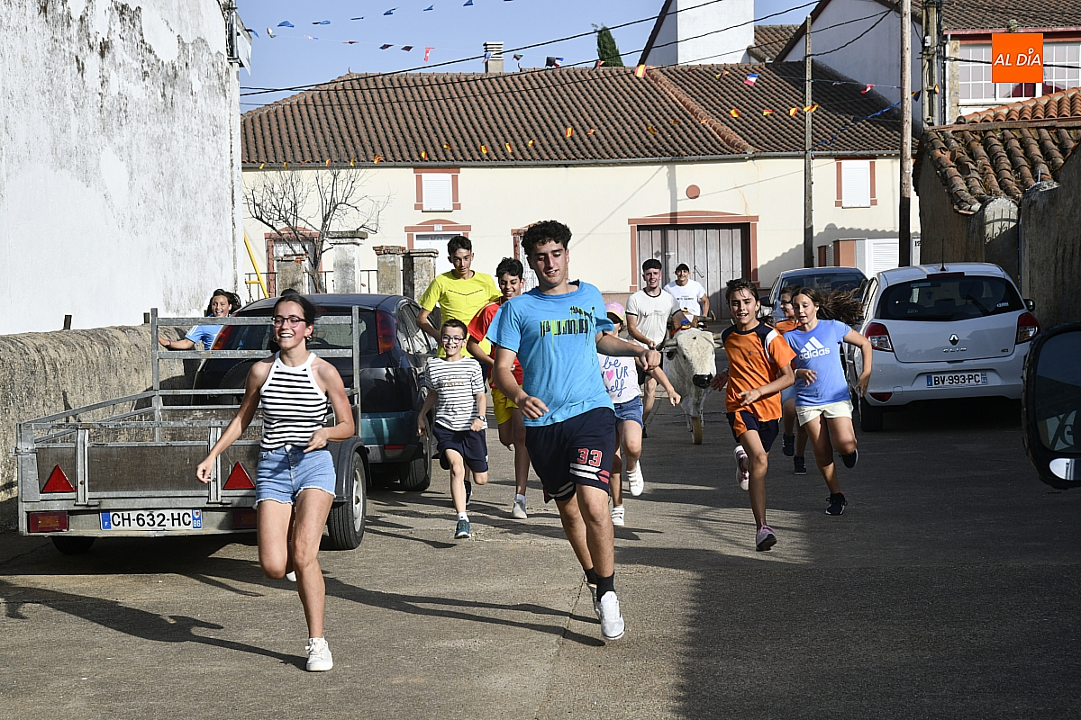 Tarde festiva en Sepulcro Hilario que despierta la afición taurina entre los más jóvenes
