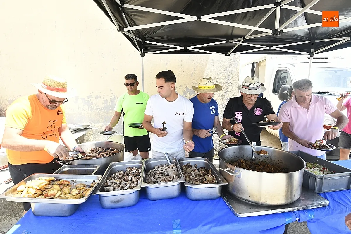 Comida peñas fiestas de San Juan en Robleda/ Fotos: Adrián M.Pastor