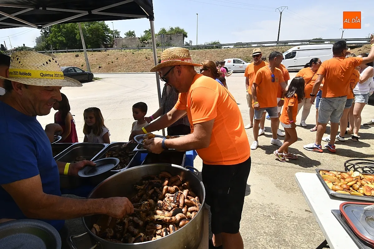Comida peñas fiestas de San Juan en Robleda/ Fotos: Adrián M.Pastor