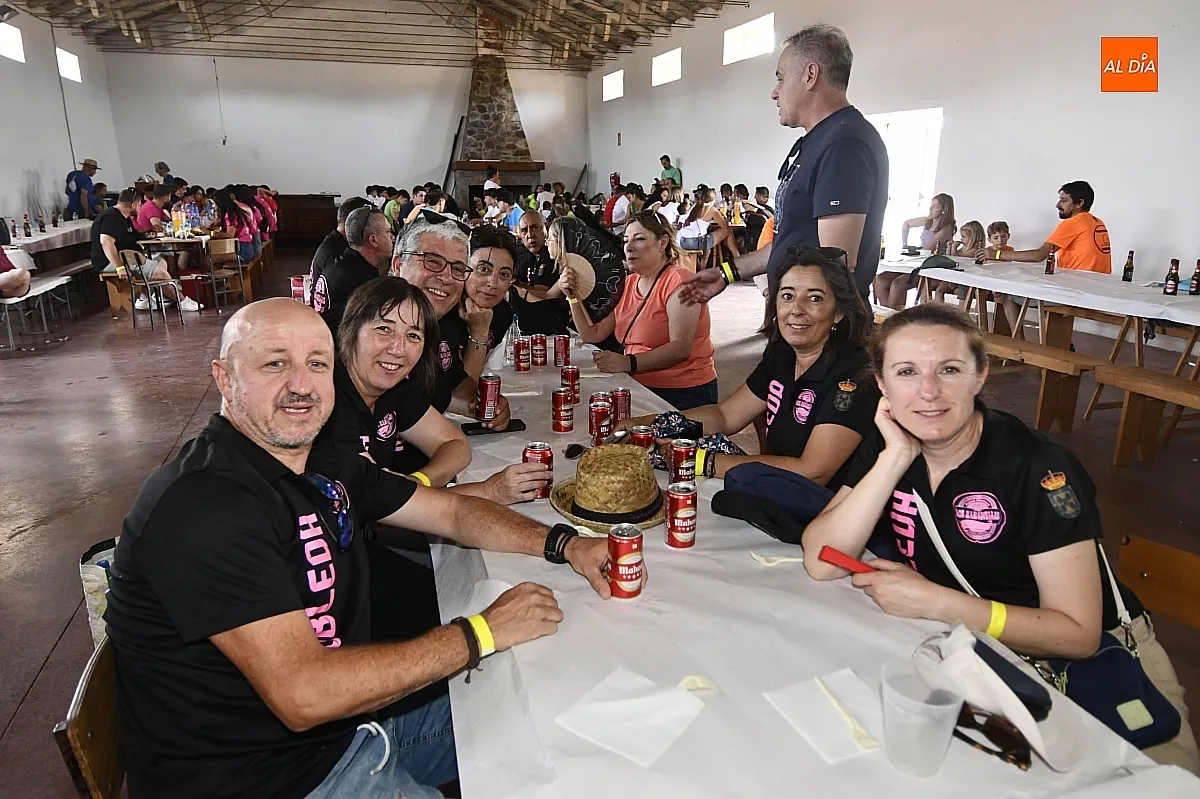 Comida peñas fiestas de San Juan en Robleda/ Fotos: Adrián M.Pastor