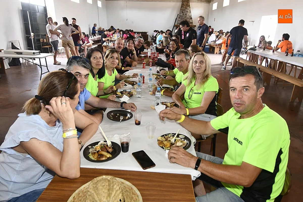 Comida peñas fiestas de San Juan en Robleda/ Fotos: Adrián M.Pastor