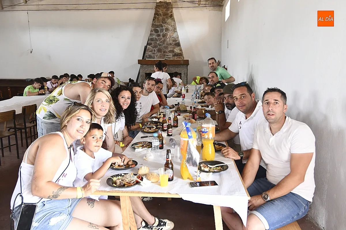 Comida peñas fiestas de San Juan en Robleda/ Fotos: Adrián M.Pastor