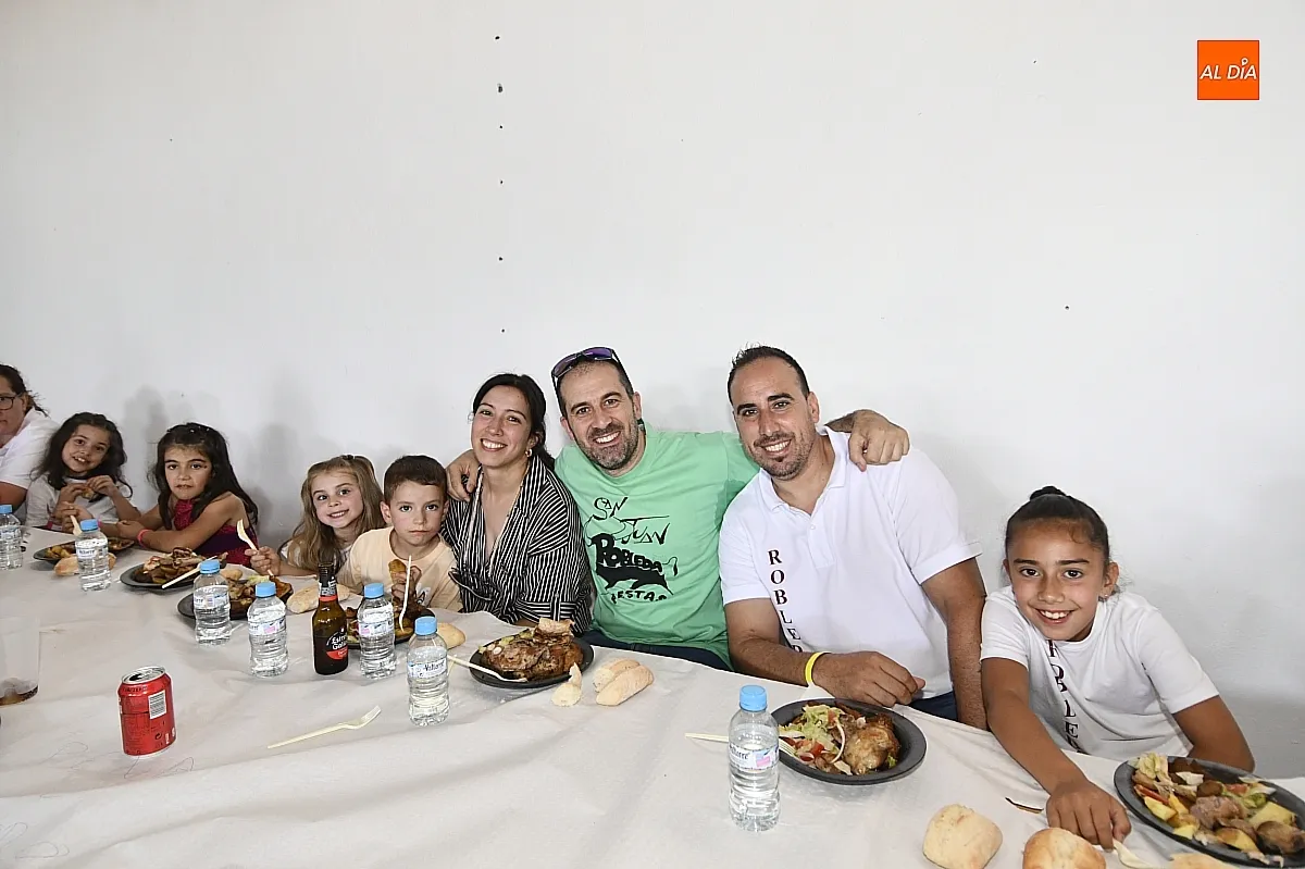 Comida peñas fiestas de San Juan en Robleda/ Fotos: Adrián M.Pastor