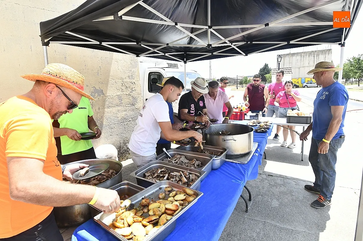 Comida peñas fiestas de San Juan en Robleda/ Fotos: Adrián M.Pastor