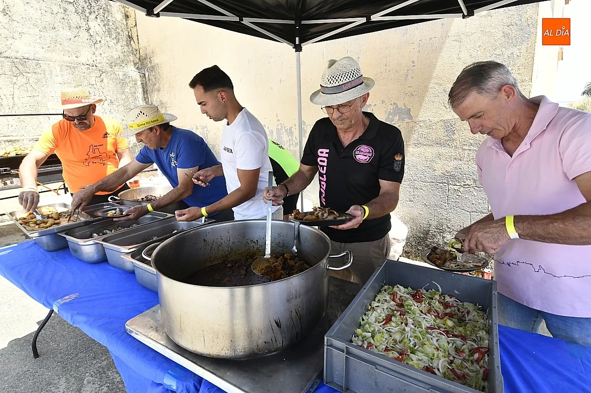 Comida peñas fiestas de San Juan en Robleda/ Fotos: Adrián M.Pastor