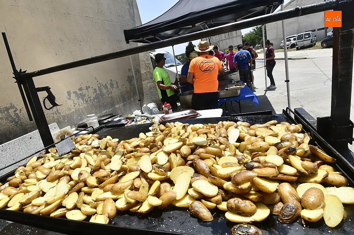 Comida peñas fiestas de San Juan en Robleda/ Fotos: Adrián M.Pastor