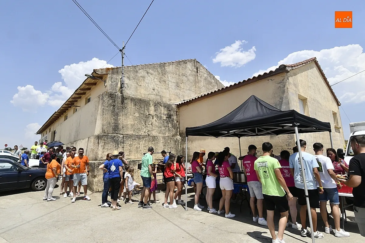 Comida peñas fiestas de San Juan en Robleda/ Fotos: Adrián M.Pastor