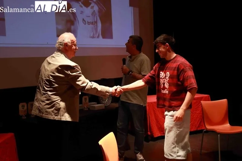 Foto 11 - Vicente del Bosque apadrina el homenaje al Alba de Tormes CF por su ascenso a Primera Provincial