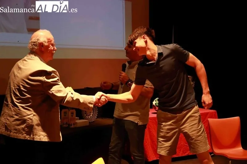 Foto 9 - Vicente del Bosque apadrina el homenaje al Alba de Tormes CF por su ascenso a Primera Provincial